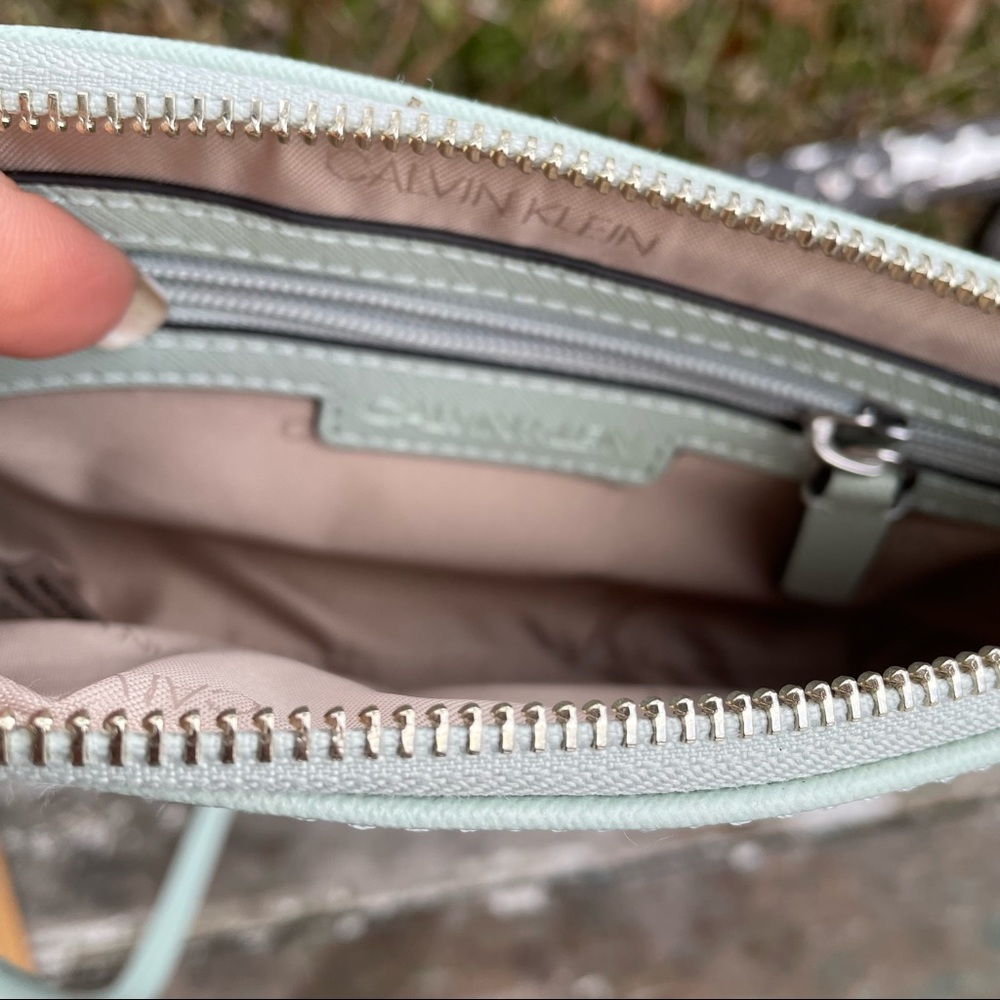 calvin klein vegan leather small crossbody mint green - Picture 9 of 10